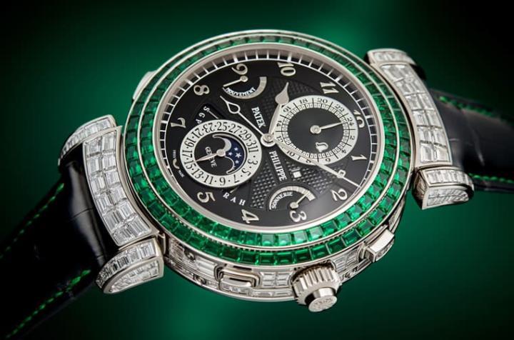 PP今年一并追加镶嵌绿宝石的高级珠宝版本6300/403G-001。