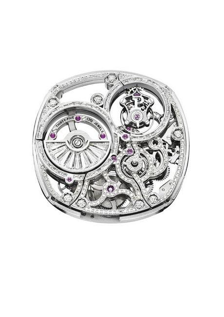  机芯正反两面的功能组件上同时展示三种不同的宝石镶嵌技术，共镶嵌了71颗长方形切割美钻及561颗圆形美钻