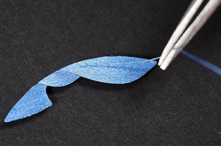 爱马仕为了重现艺术家任通设计的Mon Premier Galop丝巾图案，特别采用罕见的丝线工艺创作新表。