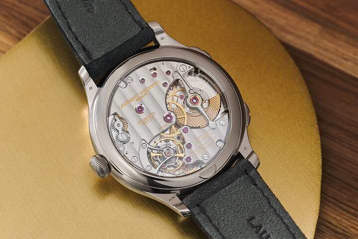 Classic Traveller搭载LF 230.02自动上链机芯，18K金偏心微型自动盘，双向冲击自然擒纵系统，动力储存72小时。
