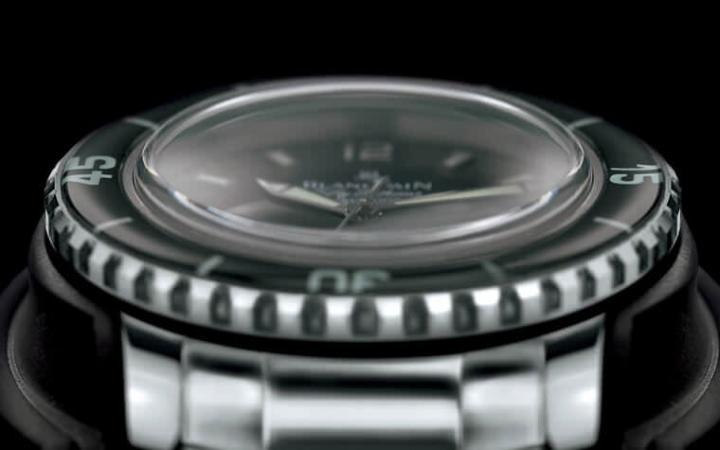 宝珀五十㖊与其他品牌潜水表主要的不同在于表圈材质使用蓝宝石水晶，使手表无论看起来或摸起来都相对特别