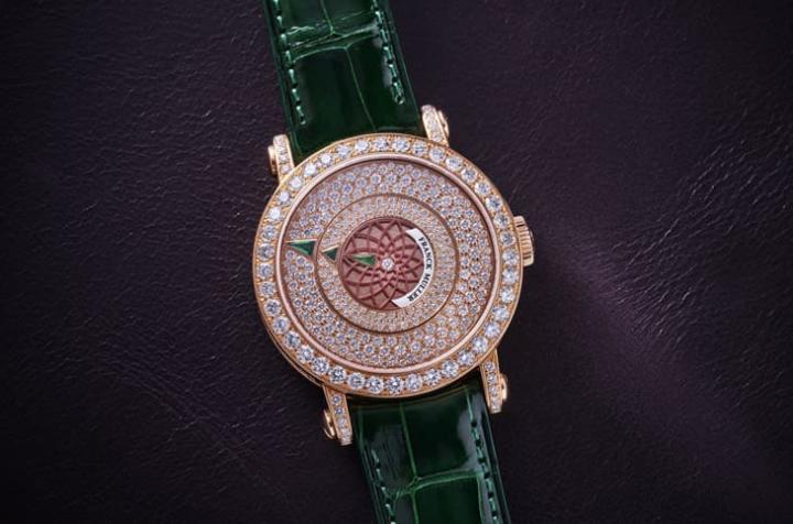 Round 系列源自 FRANCK MULLER 对时间自由哲学的诠释，以旋转盘取代传统指针，打造神秘时计概念。