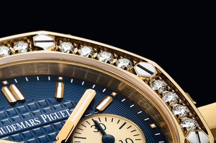 表圈镶满了32颗钻石，区隔出与男表不同的华丽气质，同时表款采用矩形时标、精简面盘12点方向的品牌Logo等，皆让现行ROO计时女表发展出属于自身的特色