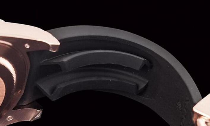 Oysterflex内部的合金片有记忆效应，弹性相当好；外层胶带的内侧有两道直立的鳍部， 末端折向水平，由于採用的橡胶极其柔软，因此这对鳍部能让表带完全贴合手腕形状