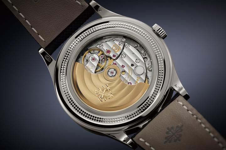 透过蓝宝石水晶玻璃底盖，可见到搭载的 26-330 S QR 自动上链机芯，系以百达翡丽新一代 26-330 自动机芯为基础，加载万年历模组而成。