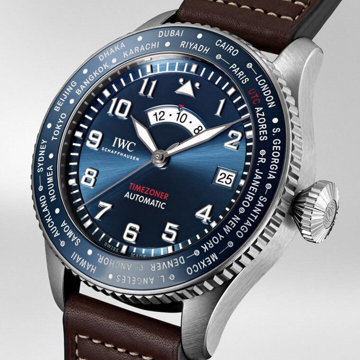 IWC飞行员系列小王子特别版首度推出具备世界时区功能的作品，其延续了系列的蓝面特征