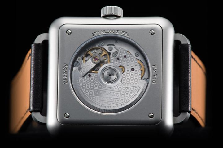 新版Carré H搭载了爱马仕自制机芯H1912，表背采用透明底盖露出极具品牌辨识度的机芯设计