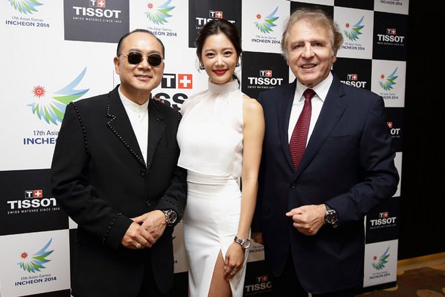  韩国名主播Jang Sung-gyu、超人气艺人Clara李成敏与天梭表全球总裁添宝先生（François Thiébaud）共同出席天梭表庆祝晚宴（由左至右