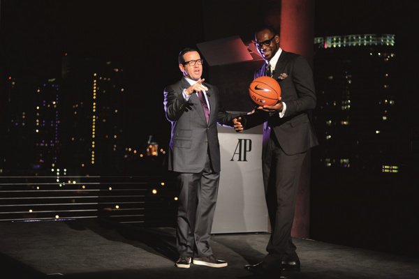 爱彼 Audemars Piguet 行政总裁 Francois-Henry Bennahmias (左) 和爱彼品牌形象大使勒布朗•詹姆斯(右)在爱彼皇家橡树离岸型勒布朗詹姆斯限量版发布会上