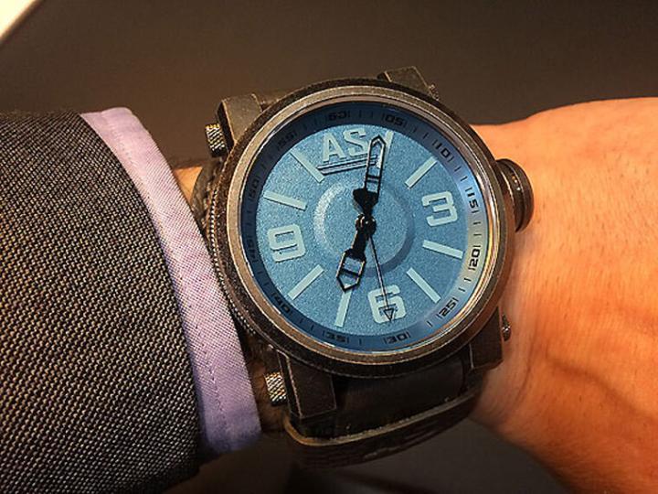 除了霸道的军表或运动表，SchwarzeneggerWatch旗下也有相对简约的正装风格手表