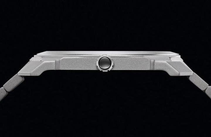 表款搭载BVL Calibre 138 Finissimo，整体厚度仅5.15mm，佩戴在手上相当服贴舒适