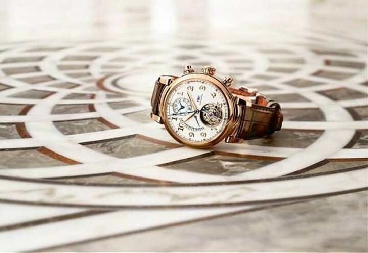 IWC于SIHH 2017发佈的新款——陀飞轮逆跳计时码表， 以18K玫瑰金打造出一袭的华贵美感，搭载两大复杂功能也让人十分心动