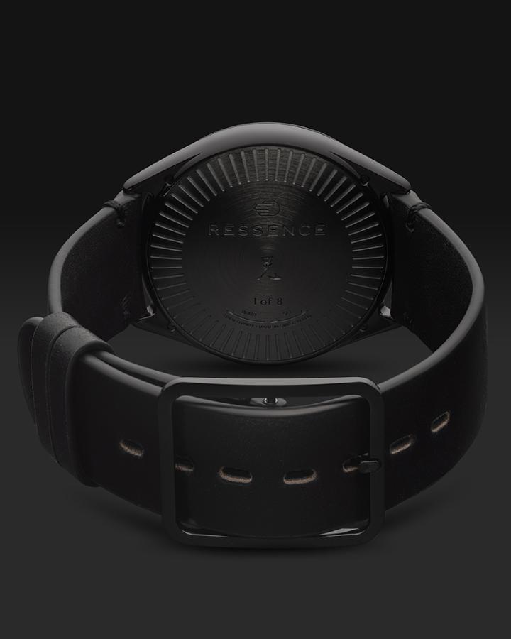 翻至表背，可见池田晃将的签名为这件杰作落款。