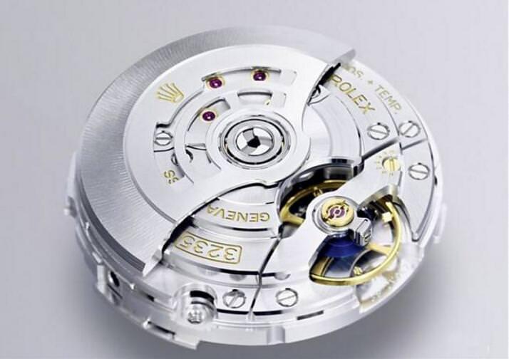 新款Datejust搭载3235机芯，皆获得劳力士2015年新修订的顶级天文台认证，保证表款的性能发挥