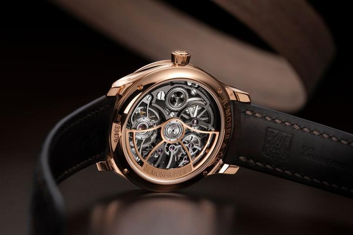 HMC 814 机芯备有棘爪式双向自动上链系统与品牌原创、自制的双层游丝，18K 红金摆陀镌刻 H. Moser & Cie. 标志。