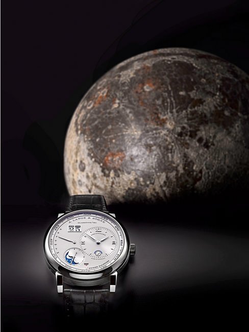LANGE 1 TOURBILLON PERPETUAL CALENDAR与后方由恩斯特．菲舍尔（Ernst Fischer）制造的月球仪（德累斯顿1875年）