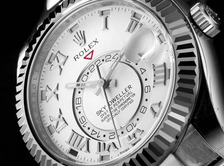 面盘的年历功能包括3点钟日期窗加上可放大字体1.5倍的放大镜，月份则在罗马数字时标外侧挖出窗格，利用鲜明色块表示