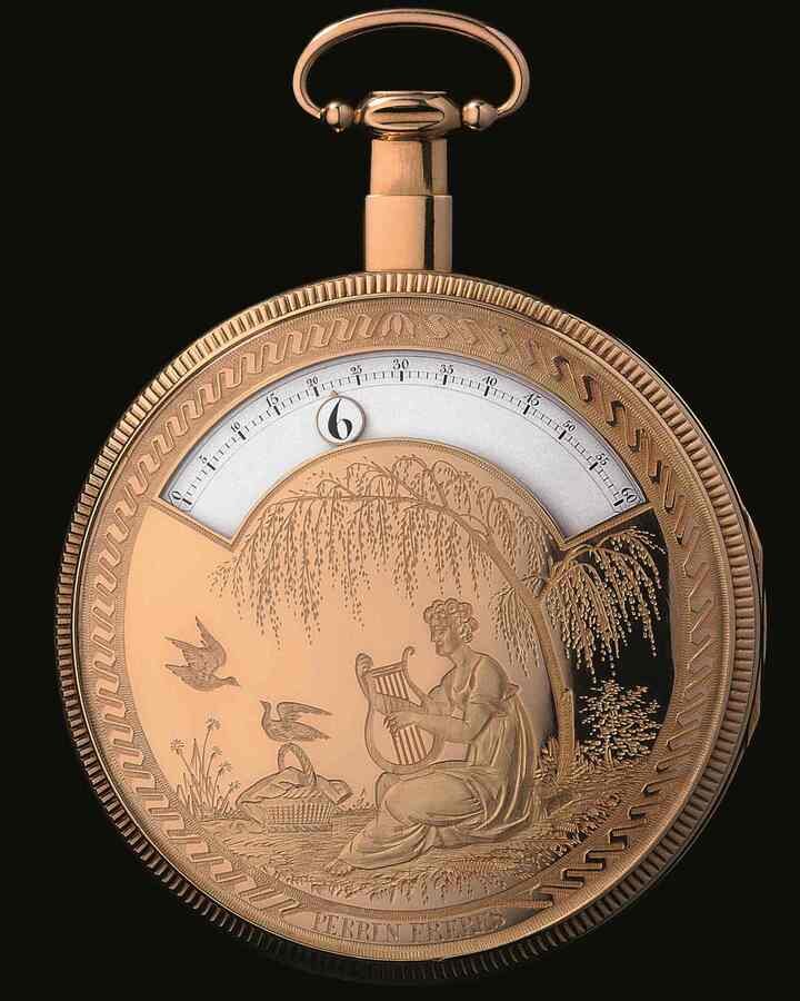 Carillon Tourbillon 钟乐陀飞轮腕表灵感源自佩林兄弟（Perrin Frères）署名、19 世纪初纳沙泰尔（Neuchâtel）制作的古董怀表。藏品归属于山度士收藏系列（Sandoz Collection），2000 年于 Parmigiani Fleurier 工坊中重获新生。