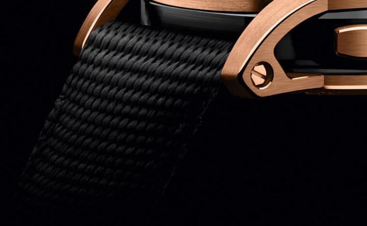 新款换上包覆橡胶材质的小牛皮表带，且其表面还拥有编织纹路，平添手表的休闲感
