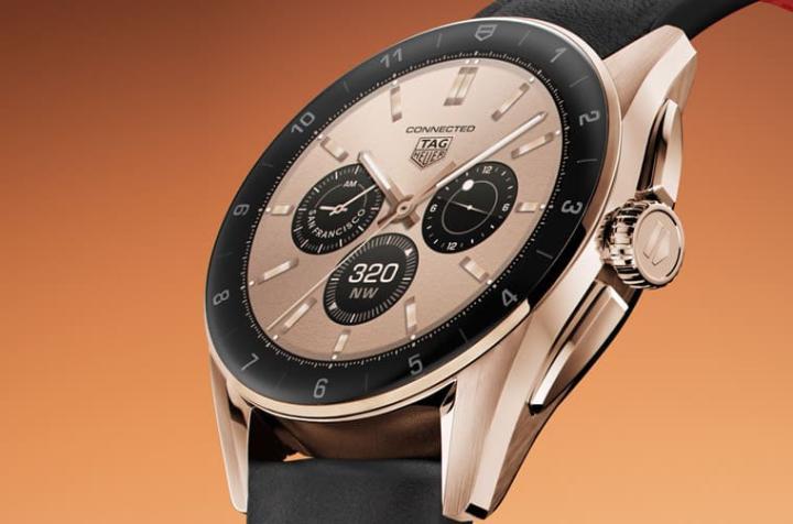 Connected 42毫米灿金版为泰格豪雅第一款运用金色PVD涂层不锈钢表壳的新尝试，赋予手表一股大器奢华质感。