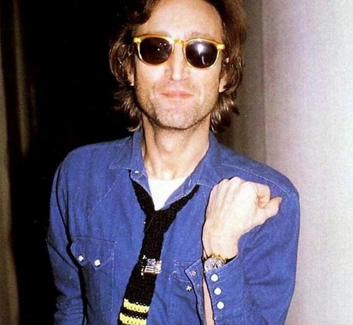 披头四乐团主唱约翰蓝侬（John Lennon）也曾佩戴Ref.2499