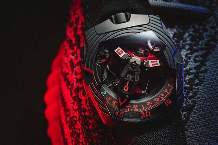 太空船来袭 URWERK UR-210 Royal Hawk黑铂金腕表