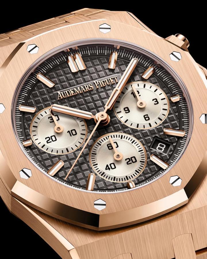 表盘布局经改善调整，以达成更优的对称性与读数清晰度，日期视窗的位置现更居中设于 4 点钟与 5 点钟时标之间。相较于 2385 机芯，新款机芯的分钟计时器位于 9 点钟位置，小时计时器位于 3 点钟位置，视觉平衡感更佳。