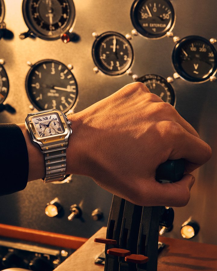 Santos de Cartier 腕表之计时机芯配备两枚按钮，将精准性能、佩戴舒适感与可靠品质融入日常场景。