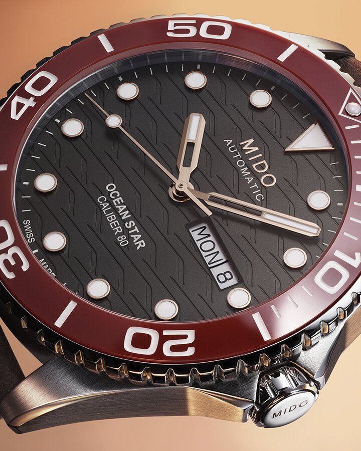 立体时标经玫瑰金 PVD 镀层处理，并填入白色 Super-LumiNova® 夜光涂层，确保在低光源下依然清晰读时；12 点钟位置的夜光点则形成额外的视觉锚点，使整体视觉更加利落。