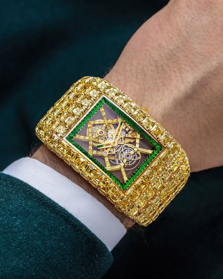 超贵重的Billionaire Timeless Treasure戴在手上份量十足，光芒四射一登场就注定是全场焦点。
