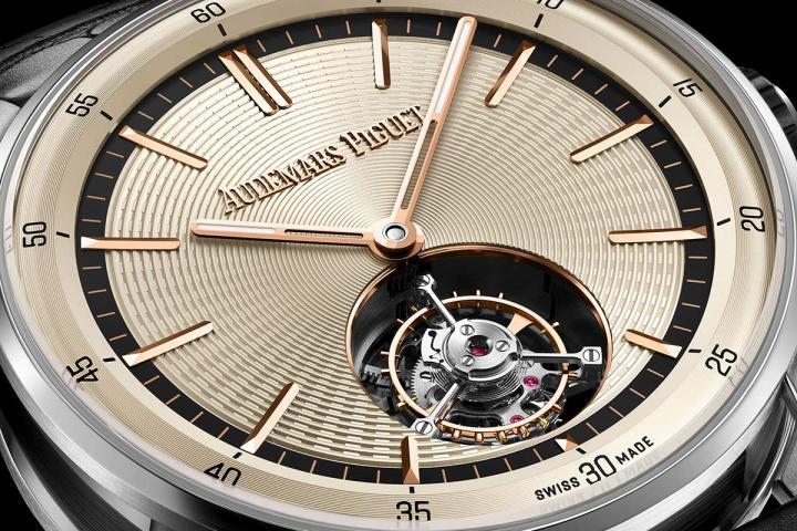 CODE 11.59 系列自动上链飞行陀飞轮腕表，表盘由品牌携手瑞士机刻雕花工艺大师 Yann von Kaenel 联合研发，表盘上的同心圆纹路为手工雕刻而成，并经手工缀饰与 PVD 镀层工艺强化处理，营造出令人沉醉的光影与层次交织效果。