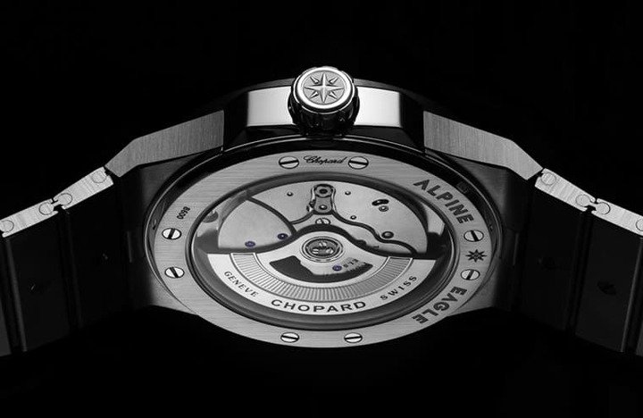 Alpine Eagle采用萧邦独家Lucent Steel A223不锈钢制作表壳，其耐磨损性是传统不锈钢的1.5倍。