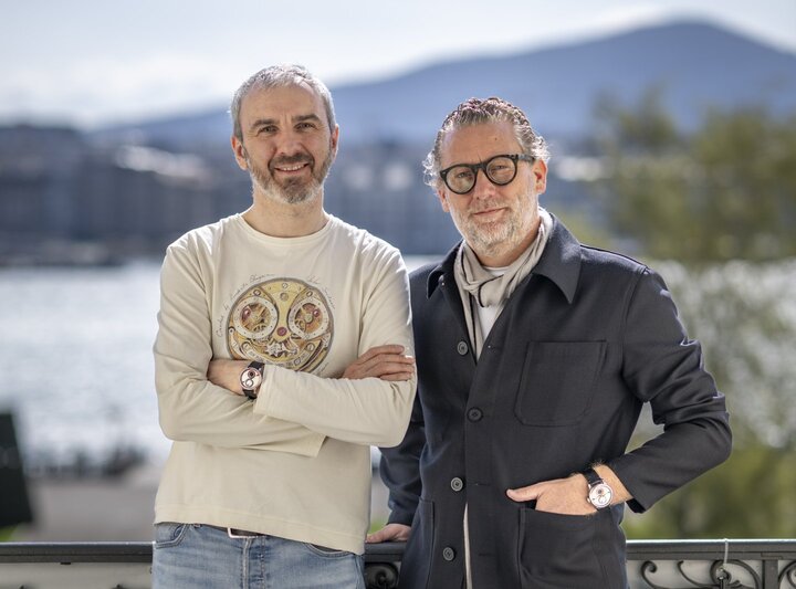 Louis Erard 品牌负责人 Manuel Emch（右）表示：“当 Konstantin Chaykin（左）决定要打造一只怪兽来‘扰乱'这个世界时，你没办法拒绝。从一开始，我们就用最疯狂、最有趣的方式，释放这头时间怪兽。而它到现在，还‘饿'着呢。”