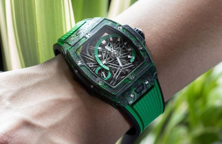手表佩戴上手更能感受绿色的抢眼与活力。