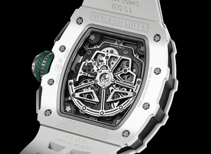 RM 11-03 Le Mans Classic采用白色陶瓷材质，并搭配英国赛车绿色装饰，连结起利曼经典车赛的印象，表款搭载的RMAC3机芯具有可变几何结构自动盘，设计灵感来自一级方程式赛车中的空气动力部件，这种结构能够根据佩戴者的活动剧烈程度调整腕表的自动上链速度