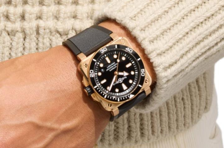 手表附橡胶与帆布双表带可替换，方形壳型贴合手腕，兼顾潜水机能与日常穿搭弹性。