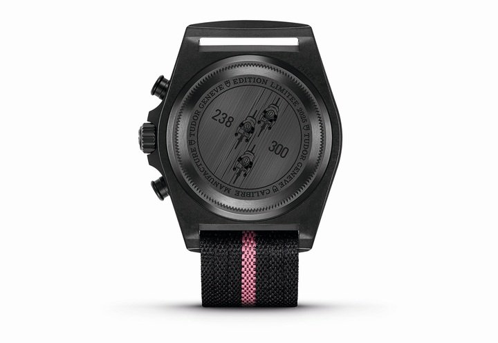 帝舵Pelagos FXD Chrono 粉红款限量生产300枚，表背上镌刻有自行车骑士骑行图案与独立限量编号。