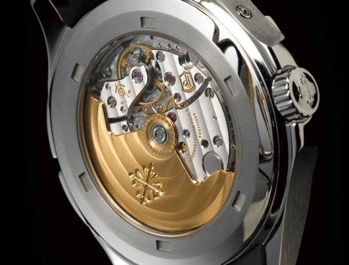 324 S C FUS机芯采用21K金的自动盘、震频4Hz，动力储存约为42小时，它的厉害之处不在于此，而是在针对两地时间功能的调校、操作与视读性上所带来的巨大便利性