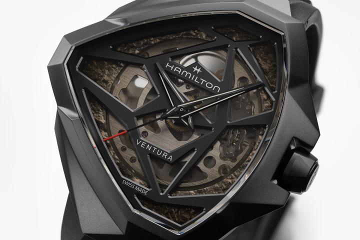 黑色表壳别具格调，内置 H-10-S 机芯，透过渐变效果镂空表盘逐步展现。