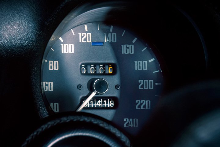 三款限量表款上的阿拉伯数字的字体灵感，皆源于 Datsun 240Z 汽车仪表板上的字体设计。