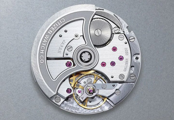 CITIZEN与集团旗下的机芯制造商La Joux-Perret合作，崭新开发出Caliber 0200这枚自制机芯，标榜结合东西方制表工艺之长