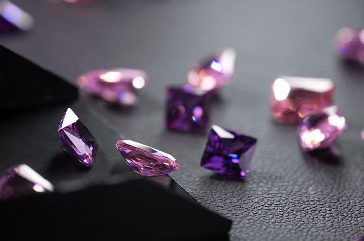 改装表品牌精心选择橘红色、紫色到粉红色等色调的宝石，镶嵌前确保每颗宝石的尺寸、切割都能尽量保持一致。Source：AET REMOULD