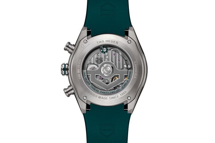 Carrera Chronograph Twin-Time 两地时间计时腕表，搭载 TH20-02 自动上链机芯，提供 80 小时动力储存。表背上的胜利桂冠图腾，向 TAG Heuer 的赛车卓越传承致意。