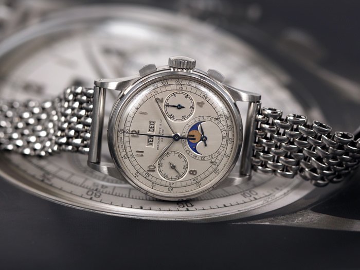 估价8000-1.2万瑞士法郎（约合5.4万-8万人民币），一款稀少1972爱彼Audemars Piguet不锈钢酒桶形腕表以1万瑞士法郎（约合6.7万人民币）拍卖出，其配有中置秒针和网状表带。经典皇家橡树系列腕表是表坛奇才Gerald Genta所设计的作品。该款腕表独特稀少，主要是搭载了罕见的Caliber2002上链机芯 ，其产量仅有200个。爱彼Audemars Piguet 只是在很少腕表搭载这种机芯。
