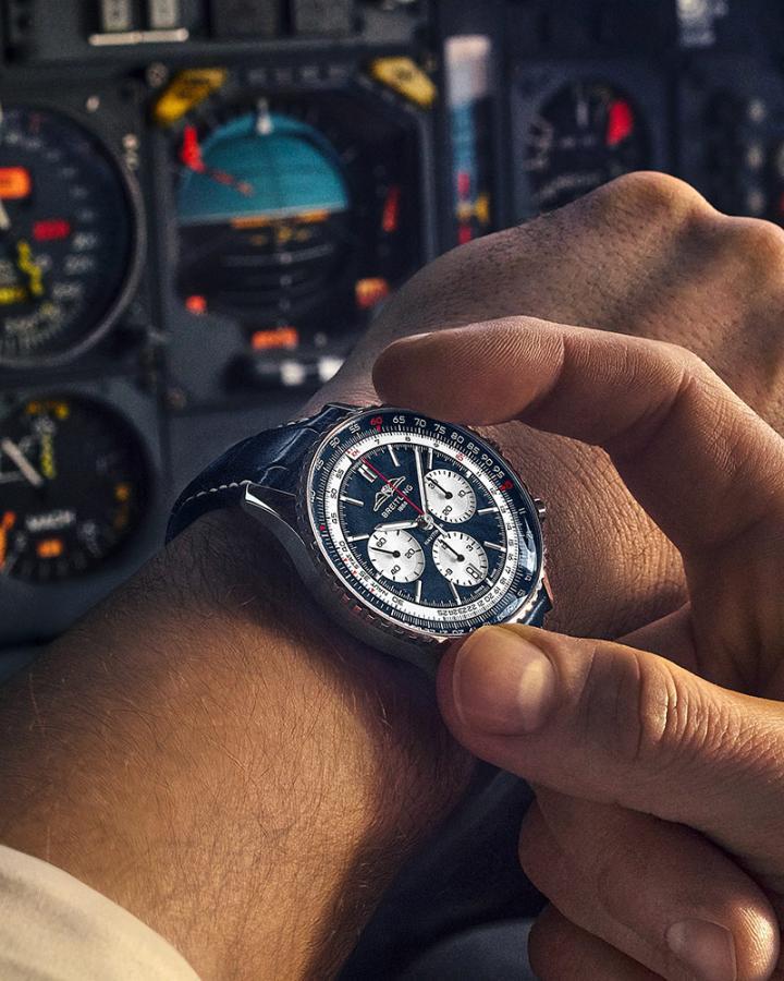 Navitimer B01 Chronograph 43 Tribute to Concorde 采用深蓝表盘，灵感源自从飞机上俯瞰平流层的深邃色彩，并搭配同色系鳄鱼皮表带。对比鲜明的白色小表盘与内侧飞行滑尺，呼应协和号客机优雅纯净的 "白鸟" 意象。