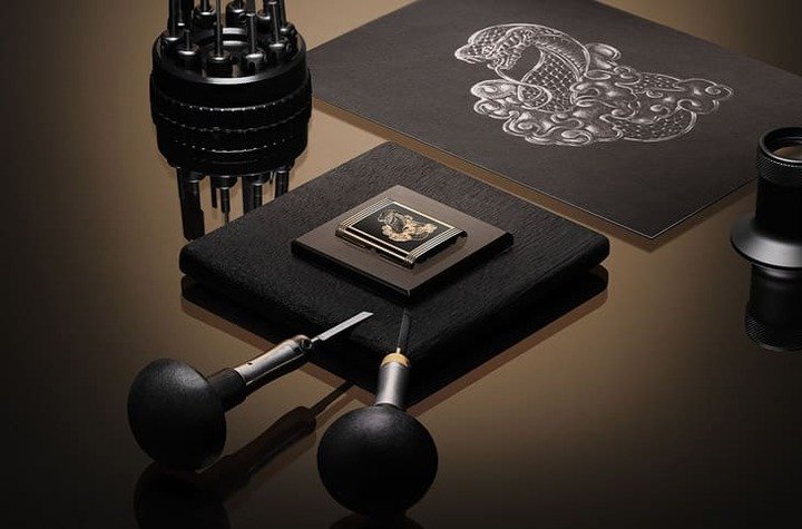 积家旗下工艺师分别施展珐琅工艺以及雕刻工艺，将灵蛇姿态刻画于表背空间。