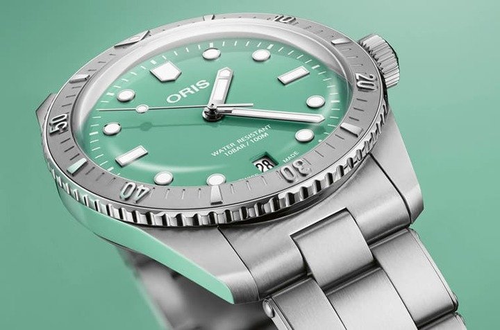 Divers Sixty-Five “Cotton Candy”继青铜款式后，ORIS 2023年则是增加不锈钢材质款式，让市场的选择可以更广。