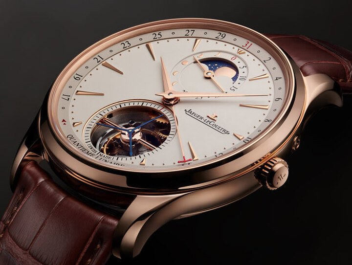 积家Master Ultra Thin Tourbillon Moon以品牌独门研发的Le Grand Rose Gold玫瑰金材质制作，外观看起来色泽深沉却也更明亮