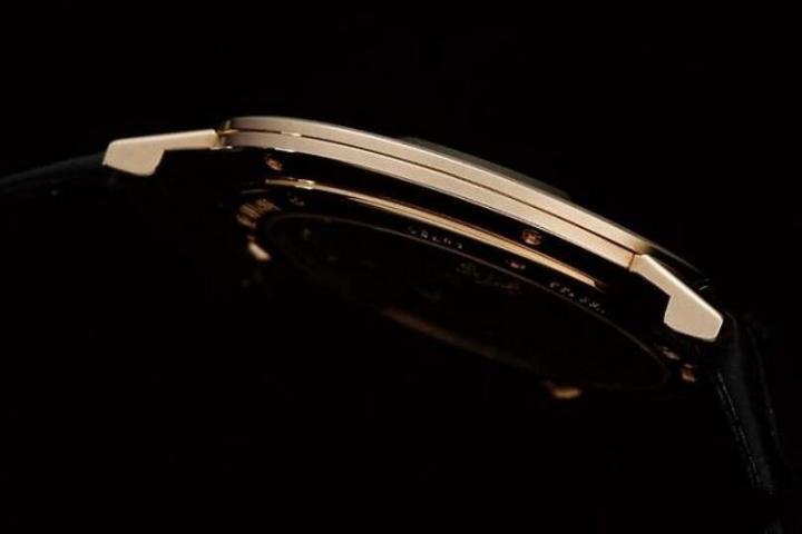 底盖有稍微往内斜，多少有助于提升著装性。伯爵的标淮尺寸通常都抓到40mm以上，以正装表而言为适中到稍大之间，但稍微大一点的确会让表款显得更薄