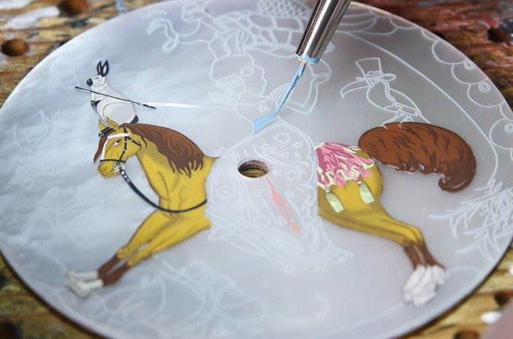 工艺师接着将各种颜色一一涂在轮廓内，期间会反复经过上色与烘干的过程。